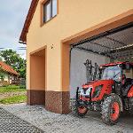 Klanicový vyvážecí vlek s hydraulickým jeřábem