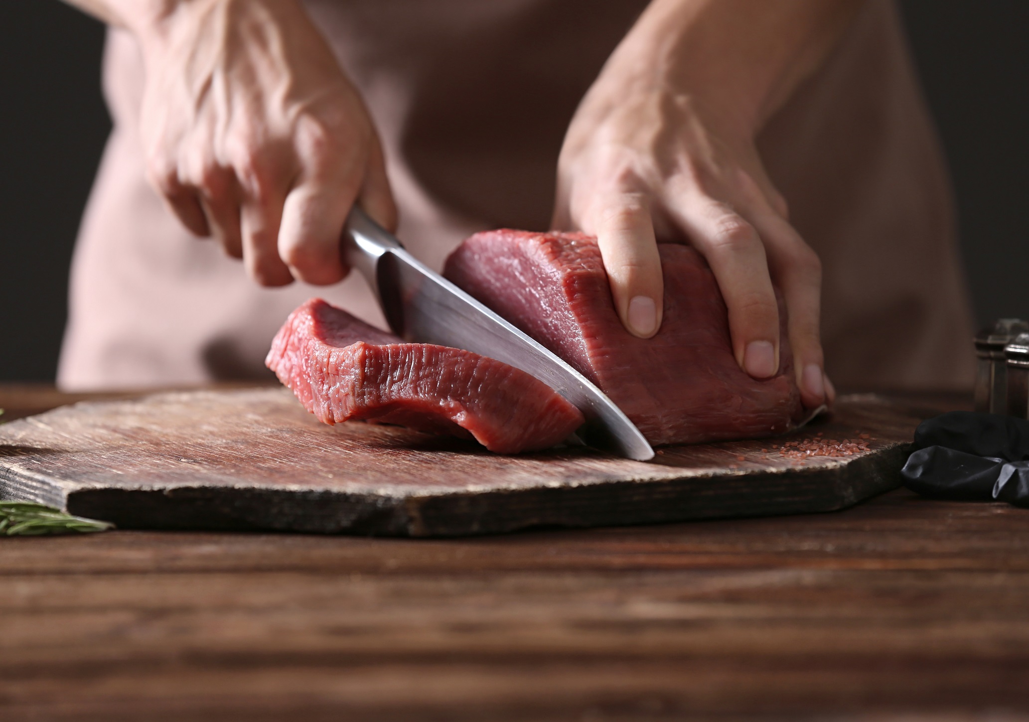 Důvěra lidí v bezpečnost potravin na českém trhu je vysoká, chybí jim ale jistota, jak s nimi správně zacházet