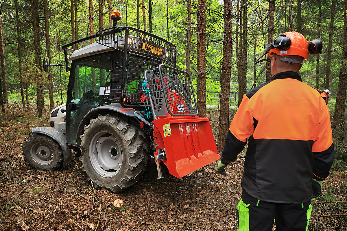 Malotraktor s lesnickou nástavbou