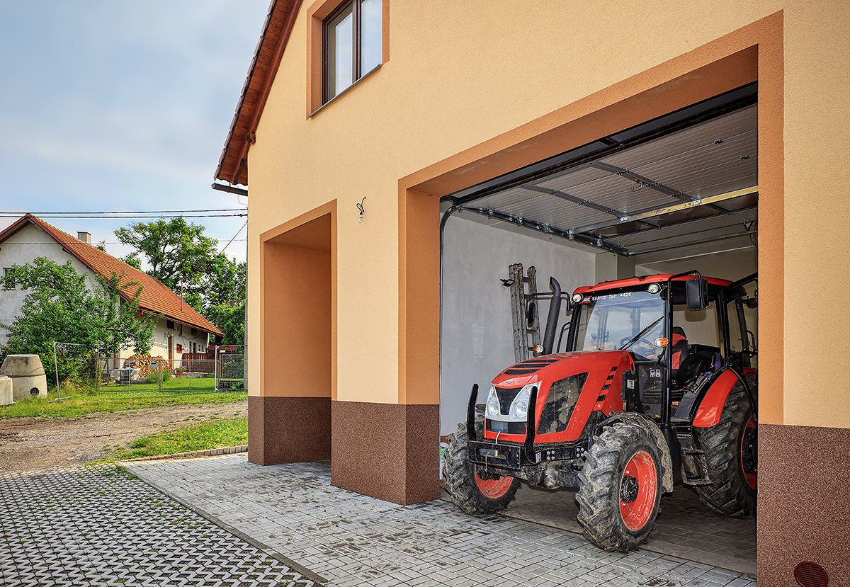 Klanicový vyvážecí vlek s hydraulickým jeřábem