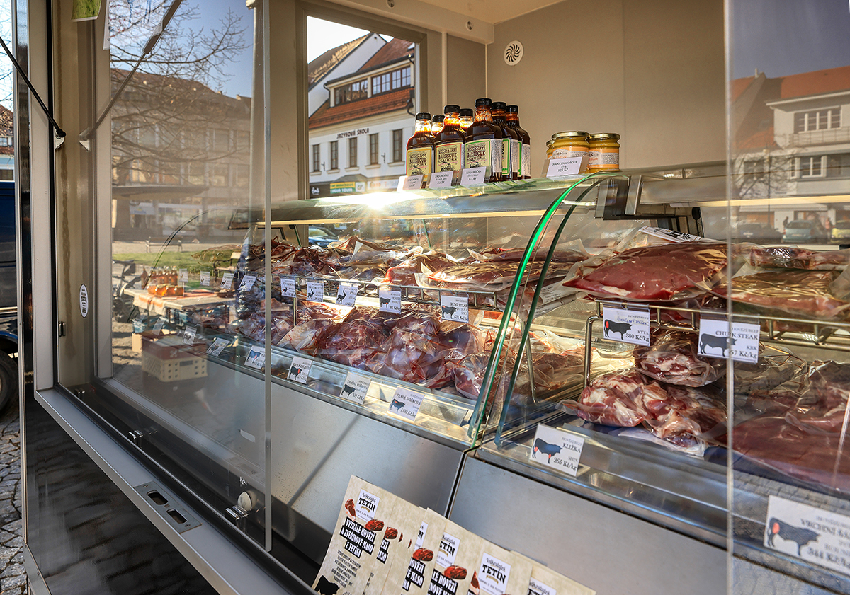 Zpracování masa ve Velkostatku Tetín